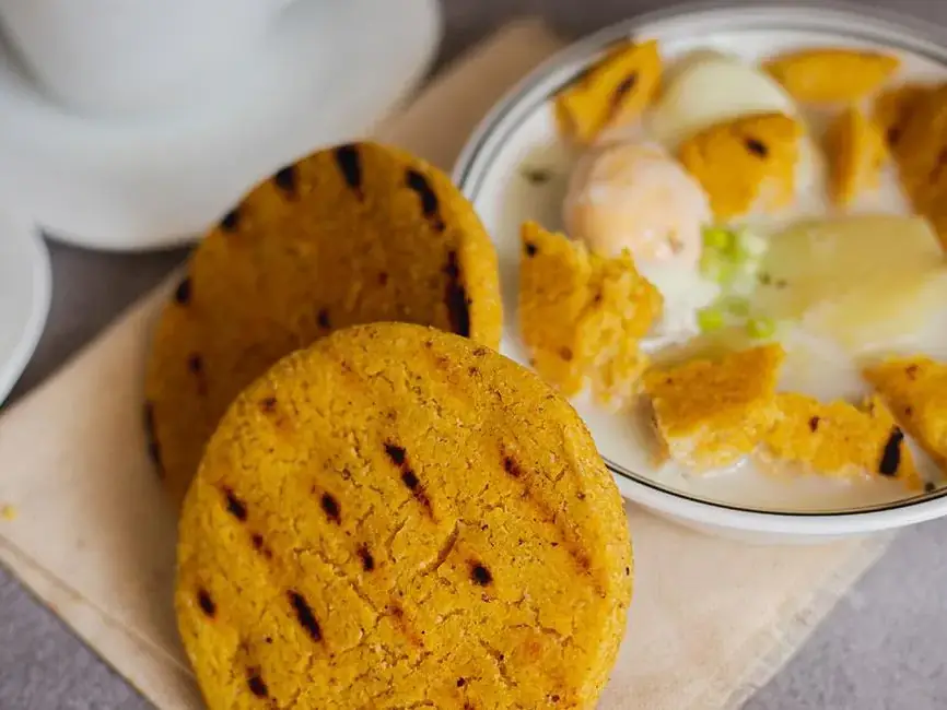 Arepas santandereanas recién hechas en el taller de cocina de Barichara