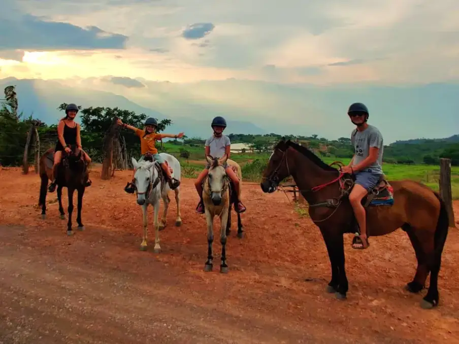 Cabalgata por las veredas de Barichara con la luz de la tarde