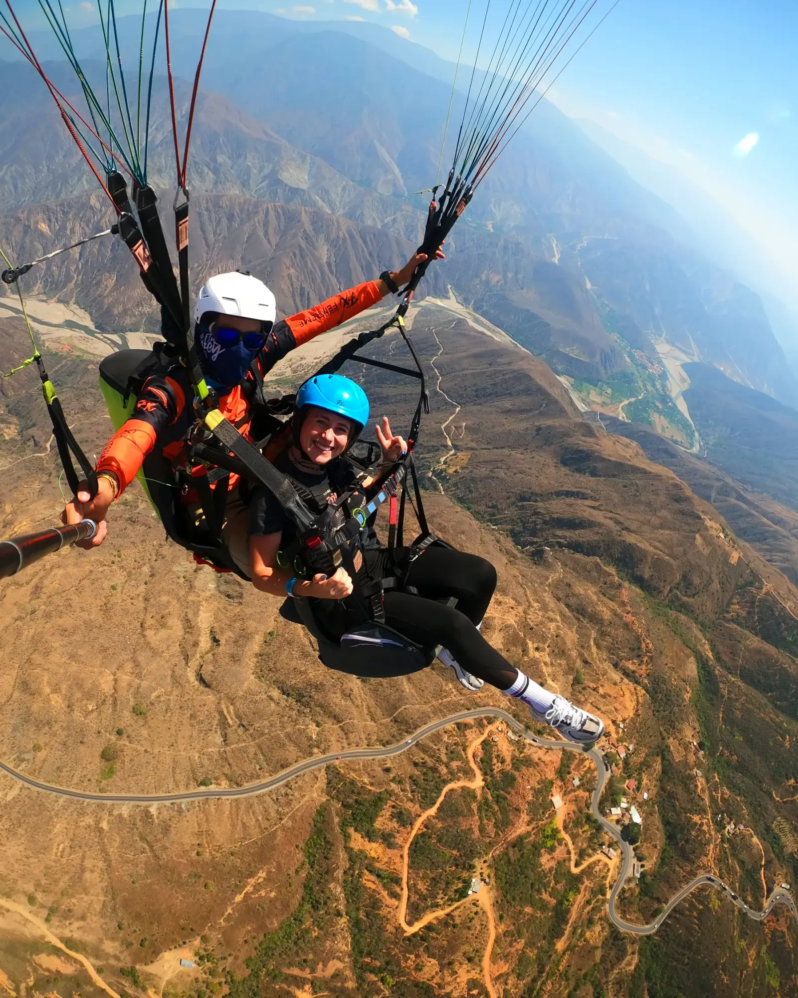 Vuelo en parapente de dos personas con el cañón del Chicamocha abajo
