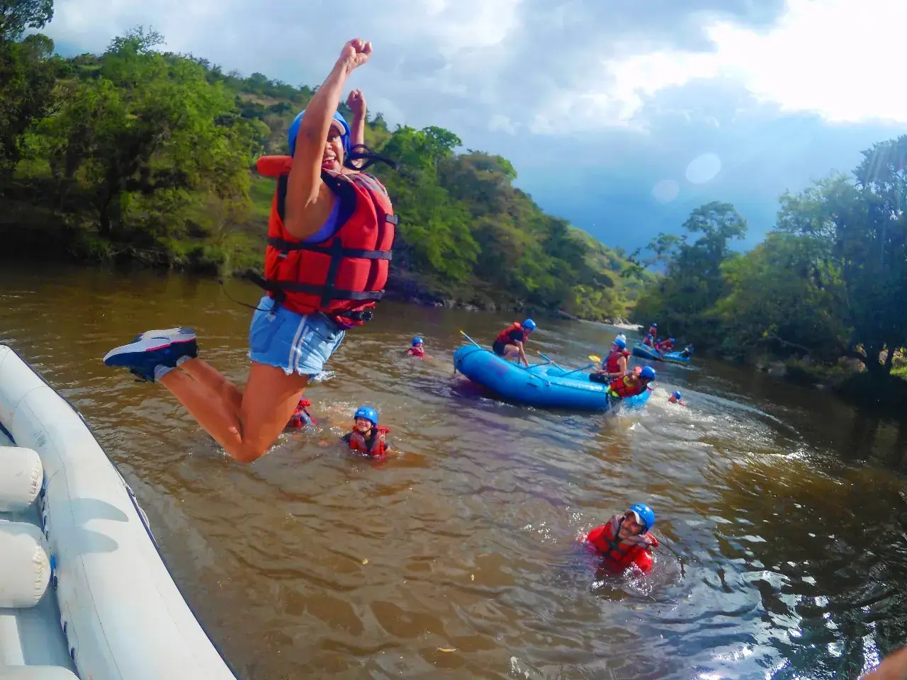 Balsa de rafting en el río Fonce con remeros saltando al agua