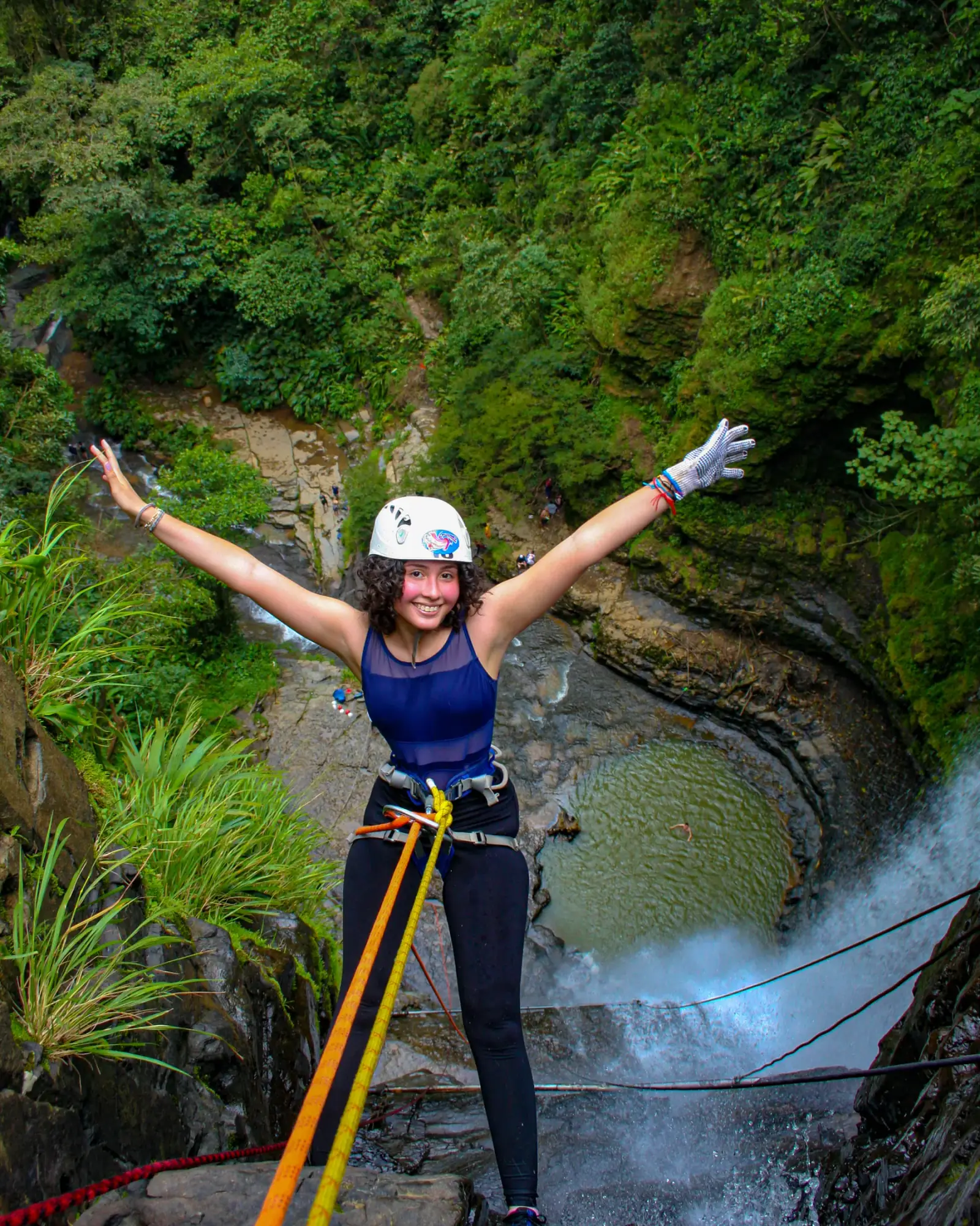Torrentismo con cuerda junto a la cascada de Juan Curí